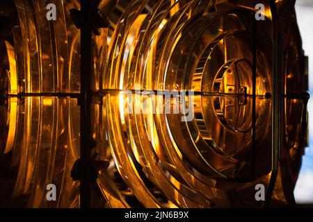 Faro rotante con lenti Fresnel. Si tratta di un tipo di lente compatta composita sviluppata dal fisico francese Augustin-Jean Fresnel per l'uso Foto Stock