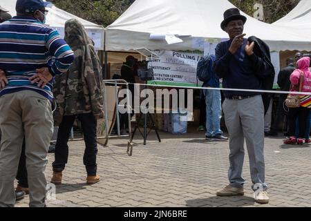 Nairobi, Kenya. 09th ago 2022. I kenioti aspettano di lanciare le loro urne presso una stazione di polling nel quartiere centrale degli affari di Nairobi. Le elezioni generali si svolgono in Kenya il 9 agosto 2022. Gli elettori stanno eleggendo il nuovo presidente, i membri dell'Assemblea Nazionale e del Senato, i governatori di contea del Kenya e i membri delle 47 assemblee di contea del Kenya. Credit: SOPA Images Limited/Alamy Live News Foto Stock