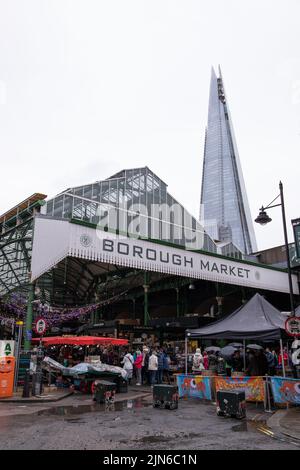 Borough Market ha aperto nel 1851 con lo Shard in background aperto nel 2013, preso il 20th maggio 2022. Foto Stock