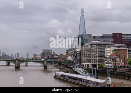 Ammira il Tamigi in bassa marea con il ponte Shard e Tower Bridge, preso il 20th maggio 2022. Foto Stock