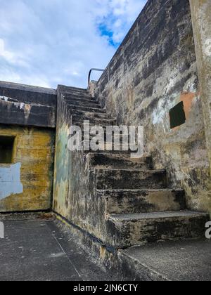 La vecchia scala nel Fort Worden Historical state Park. Washington, Stati Uniti. Foto Stock