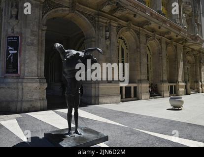 Vista esterna panoramica del Gran Teatro de la Habana in stile barocco con una scultura in bronzo della ballerina “Alicia Alonso” a l’Avana Cuba. Foto Stock