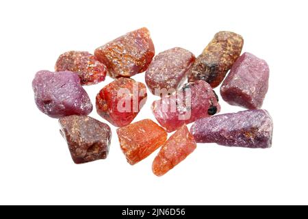 Naturale ruvido non tagliato colore rosso rubino, arancio, rosa, viola e marrone su fondo bianco Foto Stock