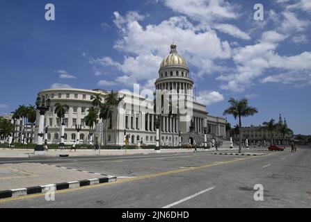 Paesaggio con vista panoramica di El Capitolio, l'emblematico palazzo del Campidoglio Nazionale nel centro storico di l'Avana, Cuba. Foto Stock