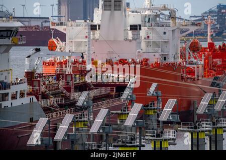 Petroleumhaven, le petroliere in attesa di nuovi carichi nel porto di Europoort, le linee di ormeggio come i cosiddetti delfini digitali, alimentati dal fotovoltaico, danno Foto Stock
