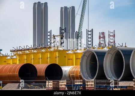 SIF Offshore Foundaitons, produzione di fondazioni per turbine eoliche offshore, turbine eoliche sono montate su questi tubi, che sono installati nella s. Foto Stock