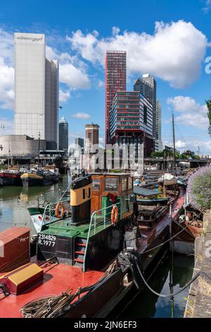 Centro di Rotterdam, Oudehaven, porto storico, navi storiche, sfondo moderno della città, Paesi Bassi, Foto Stock