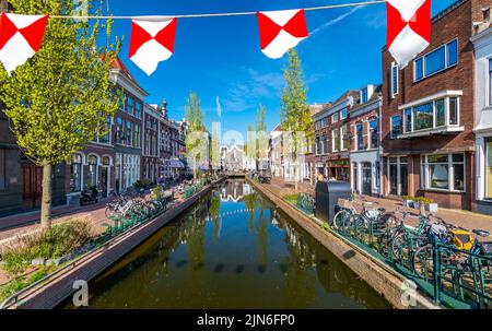Gouda, Paesi Bassi - 14,4.2022: Vista del canale e della strada a Gouda, Paesi Bassi. Foto Stock