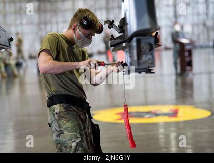 US Air Force Airman 1st Class Braedon Sauer, 13th Aircraft Maintenance Unit Weapons Load Crew membro, si prepara a caricare munizioni su un F-16 Fighting Falcon, durante il secondo trimestre di gara di carico a Misawa Air base, Giappone, 16 luglio 2021. I tecnici esperti delle armi valutano i partecipanti di entrambe le squadre su vari aspetti quali sicurezza, precisione, responsabilità degli strumenti, abbigliamento e aspetto. (STATI UNITI Air Force foto di Airman 1st Classe Leon Redfern) Foto Stock