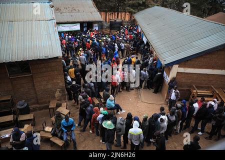 Nairobi, Kenya. 09th ago 2022. I residenti di Kibera sono in coda per votare alla scuola elementare olimpica durante le elezioni generali del 9 agosto 2022. Le elezioni generali si svolgono in Kenya il 9 agosto 2022. Gli elettori eleggeranno il presidente, i membri dell'Assemblea Nazionale e del Senato, i governatori di contea del Kenya e i membri delle 47 assemblee di contea del Kenya. Le elezioni generali in Kenya si svolgono ogni cinque anni. Si tratta della terza elezione generale e del quarto presidente dopo la promulgazione del referendum costituzionale del 2010. Credit: SOPA Images Limited/Alamy Live News Foto Stock