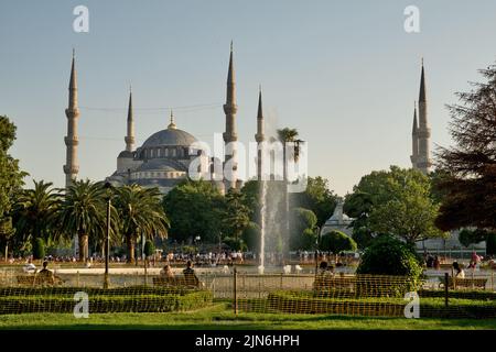 Istanbul, Turchia: Moschea blu, conosciuta anche come Moschea del Sultano Ahmed. Si tratta di una moschea imperiale storica dell'epoca ottomana Foto Stock