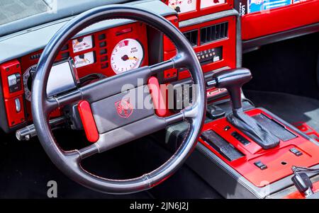 Volante Pontiac Fiero e cruscotto in auto rossa da General Motors a Hannover, Germania, 23 luglio 2022 Foto Stock