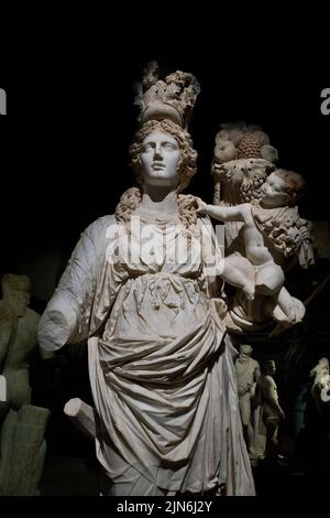 Istanbul, Turchia: Museo archeologico di Istanbul: Statua di Tyche. Tyche (che significa 'fortuna' o 'fortuna' in greco) era la dea greca della fortuna Foto Stock