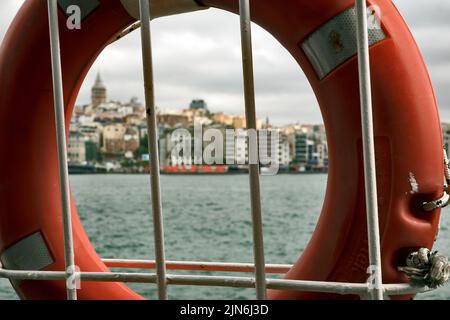 Beyoğlu, Istanbul, Turchia: Fotografato attraverso un anello salvavita Foto Stock