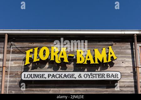 Perdido Key, FL - 27 marzo 2022: Cartello fuori dalla famosa spiaggia Flora-Bama e ostriche bar. Il Flora-Bama è un punto di riferimento ben noto, a cavallo della st Foto Stock