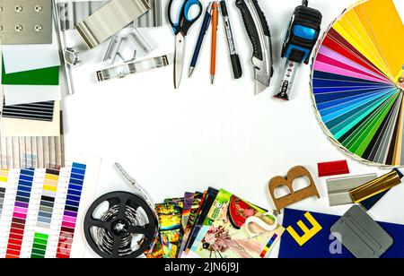 Strumenti, accessori e campioni di materiale per agenzie pubblicitarie all'aperto. Tavolozza di colori per pellicole, profili in alluminio, campioni in plastica e strumenti su Foto Stock