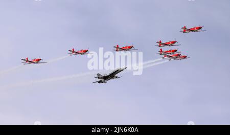 Swiss F18 Hornet e PC7 squadre espositore al Royal International Air Tattoo Foto Stock