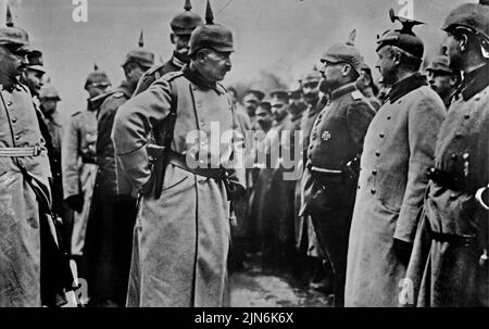 GERMANIA - circa 1914 - Kaiser Guglielmo II (1859-1941), l'ultimo imperatore tedesco e re di Prussia, con truppe durante la prima guerra mondiale - Foto: Geopix Foto Stock