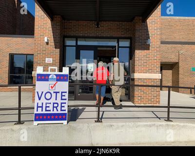 Racine, Wisconsin, Stati Uniti. 9th ago 2022. Maybelle e James Easley arrivano al loro luogo di voto per votare di persona il giorno della primaria. (Credit Image: © sue Dorfman/ZUMA Press Wire) Credit: ZUMA Press, Inc./Alamy Live News Foto Stock