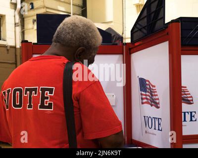 Racine, Wisconsin, Stati Uniti. 9th ago 2022. Un elettore del Wisconsin è venuto presto la mattina per lanciare il suo voto il giorno primario. (Credit Image: © sue Dorfman/ZUMA Press Wire) Credit: ZUMA Press, Inc./Alamy Live News Foto Stock