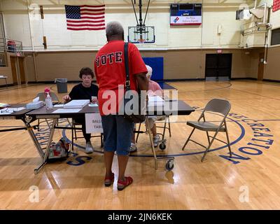 Racine, Wisconsin, Stati Uniti. 9th ago 2022. Un elettore riceve il voto alla tabella delle votazioni. (Credit Image: © sue Dorfman/ZUMA Press Wire) Credit: ZUMA Press, Inc./Alamy Live News Foto Stock