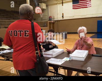 Racine, Wisconsin, Stati Uniti. 9th ago 2022. Un elettore riceve il voto per la sua zona, che è indicato sul pezzo di carta quadrato nella mano workerÃs poll. (Credit Image: © sue Dorfman/ZUMA Press Wire) Credit: ZUMA Press, Inc./Alamy Live News Foto Stock