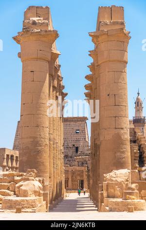 Luxor, Egitto; 5 agosto 2022 - colonne del tempio nel tempio di Luxor, Egitto. Foto Stock