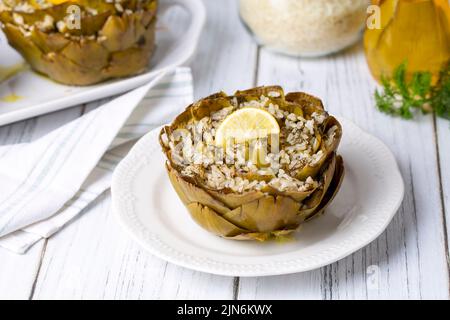 Carciofo fresco e delizioso, il miglior cibo turco. Nome turco; Zeytinyagli Enginar Dolmasi Foto Stock