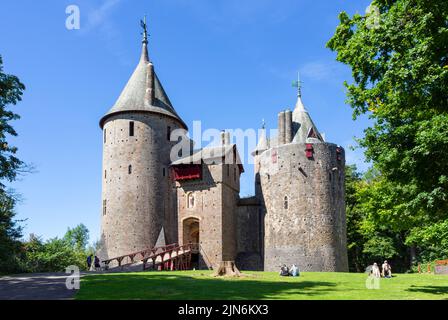 Turisti a Castell Coch Castle Coch o Red Castle Tongwynlais Cardiff South Wales UK GB Europe Foto Stock