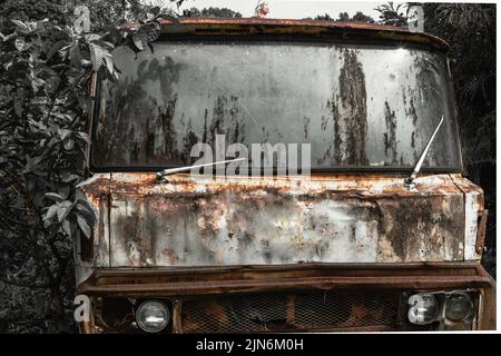 Vista frontale il vecchio relitto di camion d'epoca era usato per trasportare il minerale dalla miniera alle acciaierie. Vecchio camion minerario abbandonato nella zona vecchia città mineraria, Sele Foto Stock