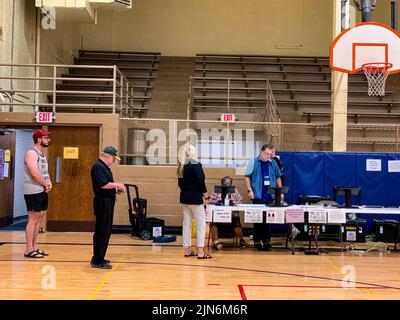 Racine, Wisconsin, Stati Uniti. 9th ago 2022. Gli elettori si sono espressi a votare di persona all’apertura delle elezioni primarie di WisconsinÃs Partisan. (Credit Image: © sue Dorfman/ZUMA Press Wire) Credit: ZUMA Press, Inc./Alamy Live News Foto Stock