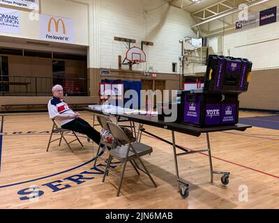 Racine, Wisconsin, Stati Uniti. 9th ago 2022. Un addetto alle urne attende gli elettori al tavolo delle urne. (Credit Image: © sue Dorfman/ZUMA Press Wire) Credit: ZUMA Press, Inc./Alamy Live News Foto Stock