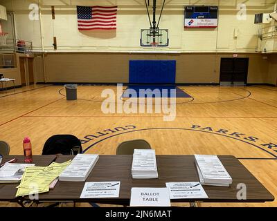 Racine, Wisconsin, Stati Uniti. 9th ago 2022. La tabella contenente i voti per ciascuno dei tre precetti di questo sito di voto attende i suoi primi elettori. (Credit Image: © sue Dorfman/ZUMA Press Wire) Credit: ZUMA Press, Inc./Alamy Live News Foto Stock