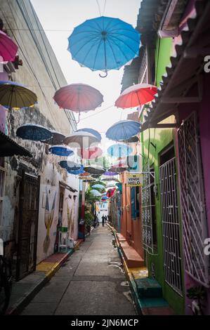 Popolare strada coperta di ombrello nel quartiere fresco di Getsemani, Cartagena de Indias, Colombia Foto Stock