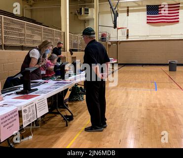 Racine, Wisconsin, Stati Uniti. 9th ago 2022. Un elettore si iscrive per votare all'apertura delle elezioni primarie di WisconsinÃs Partisan. (Credit Image: © sue Dorfman/ZUMA Press Wire) Credit: ZUMA Press, Inc./Alamy Live News Foto Stock