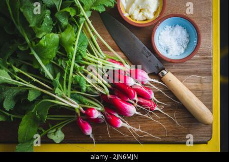 La colazione francese si irradia con burro e sale Foto Stock