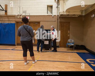 Racine, Wisconsin, Stati Uniti. 9th ago 2022. Dopo aver compilato le schede cartacee, gli elettori li portano al tabulatore dei voti. (Credit Image: © sue Dorfman/ZUMA Press Wire) Credit: ZUMA Press, Inc./Alamy Live News Foto Stock