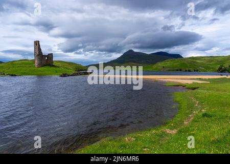 Inchnadamph, Regno Unito - 28 giugno 2022: Vista del Castello Ardvreck sul Loch Assynt nelle Highlands scozzesi Foto Stock