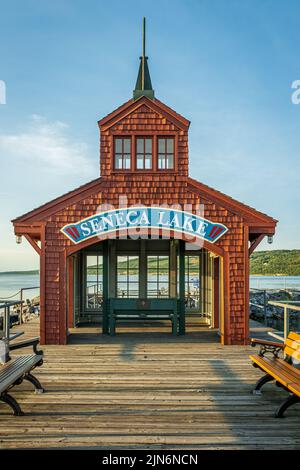 Cartello del lago Seneca sulla boathouse seduto sul molo a Watkins Glen, New York. Foto Stock