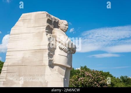 Statua di Martin Luther King con citazione 'out of the Mountain of Despair, a Stone of Hope' incisa al memoriale di Washington, DC Foto Stock