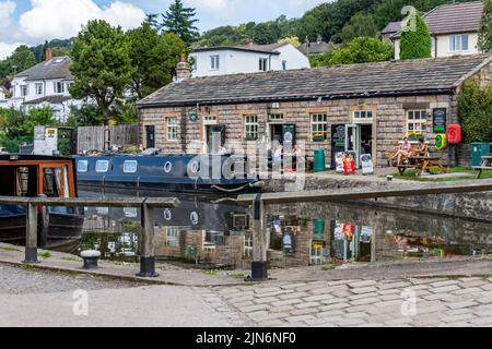 Five Rise Locks Cafe a Bingley, Yorkshire. Il cafe' si trova sul lato del Leeds Liverpool Canal, in cima alle scale chiuse. Foto Stock