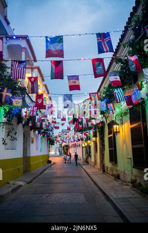 Bandiere decorano una strada di Getsemani, il quartiere più cool di Cartagena de Indias, Colombia Foto Stock