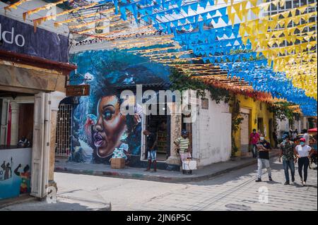 La graffite colorata arricchisce le pareti di Getsemani, il quartiere più cool di Cartagena de Indias, Colombia Foto Stock