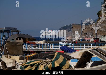 Una vista del Golfo di Napoli con il battello Fred Olsen Bolette ormeggiato al largo della costa di Sorrento. Foto Stock