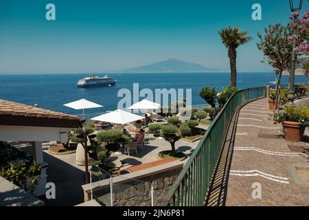 Una vista del Golfo di Napoli con il battello Fred Olsen Bolette ormeggiato al largo della costa di Sorrento. Foto Stock