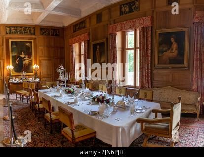 Golspie, Regno Unito - 25 Giugno, 2022: Vista della storica sala da pranzo nel Castello di Dunrobin con eleganti ambienti argentati e porcellane Foto Stock