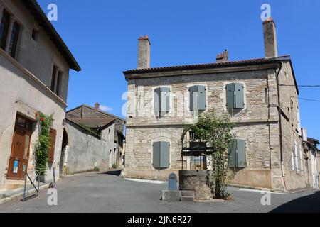 Puits des Pénitents ou du Petit Saint-Jean et maisons Romanes. Rue de la République. Bourg monastique. Cluny. Saône-et-Loire. Bourgogne. Francia. Euro Foto Stock