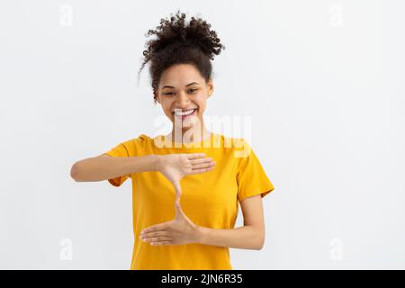 Sordi muto giovane afroamericana donna sfondo bianco Foto Stock