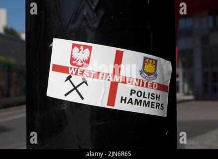 adesivo su un palo fuori dallo stadio della comunità gtech, sede di brentford fc, che denota i tifosi polacchi del west ham united, a brentford, londra, inghilterra Foto Stock