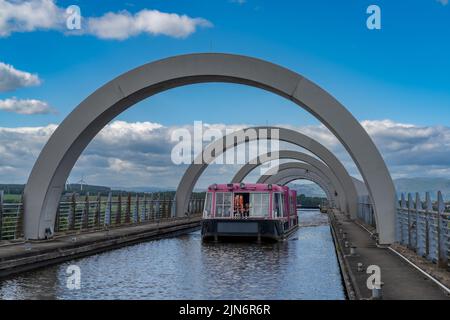 Falkirk, Regno Unito - 19 giugno 2022: Vista di una crociera turistica in barca sul Canal Union dopo la partenza. Il sollevatore idraulico dell'imbarcazione Falkirk Wheel Foto Stock